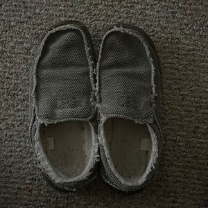 Sanuk MENS loafers size 10 in good condition No satin rips or issues.